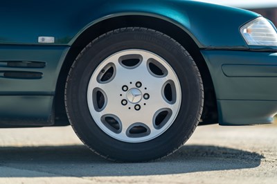 Lot 8 - 1996 Mercedes-Benz SL 320