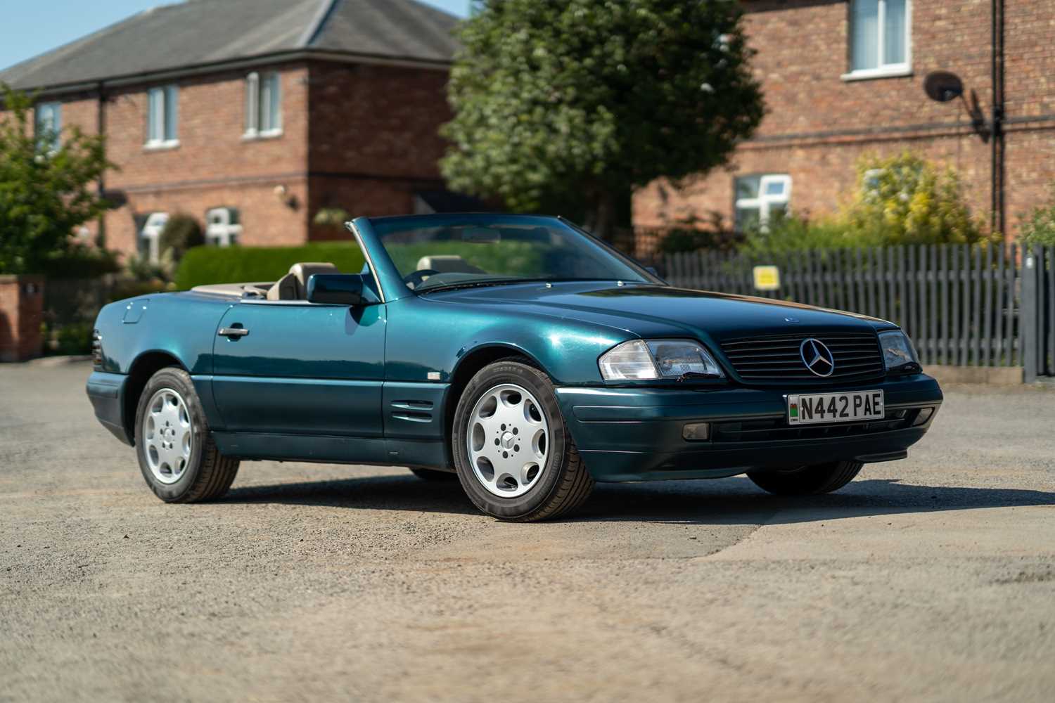 Lot 8 - 1996 Mercedes-Benz SL 320
