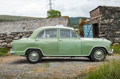 Lot 73 - 1957 Morris ISIS