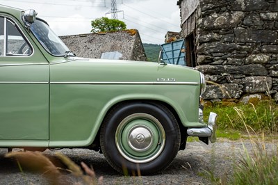 Lot 73 - 1957 Morris ISIS