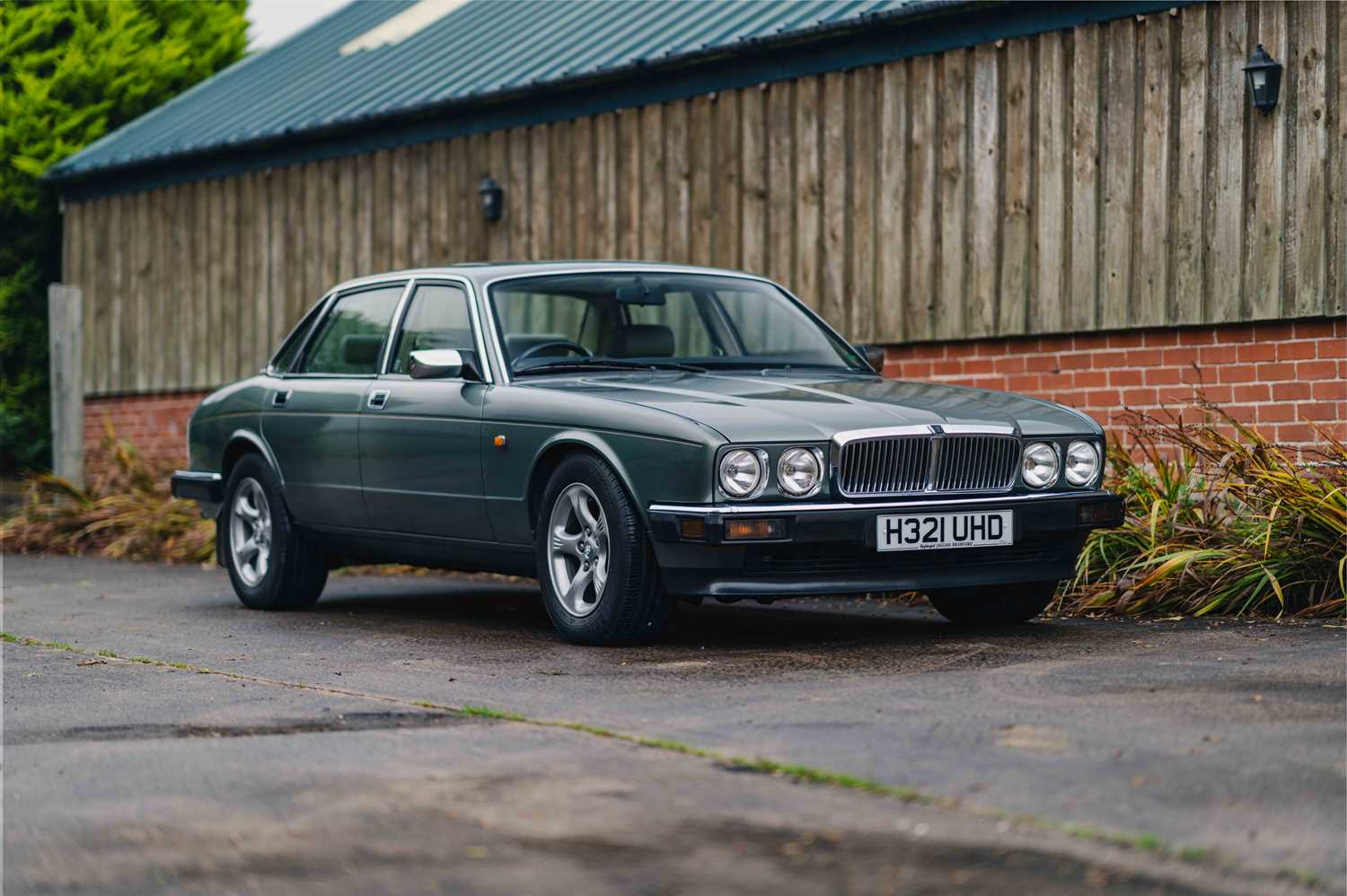 Lot 17 - 1990 Jaguar XJ40
