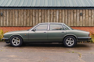 Lot 17 - 1990 Jaguar XJ40