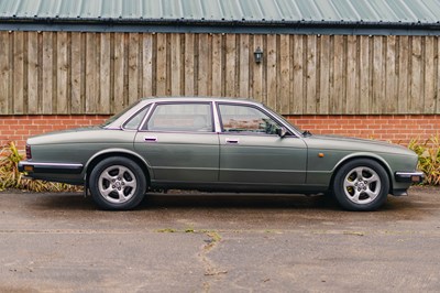 Lot 17 - 1990 Jaguar XJ40