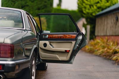 Lot 17 - 1990 Jaguar XJ40