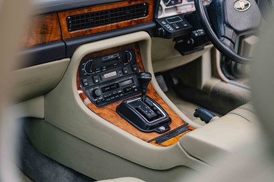 Lot 17 - 1990 Jaguar XJ40