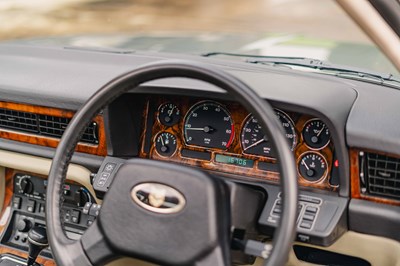 Lot 17 - 1990 Jaguar XJ40