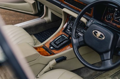 Lot 17 - 1990 Jaguar XJ40