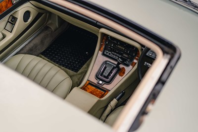 Lot 17 - 1990 Jaguar XJ40