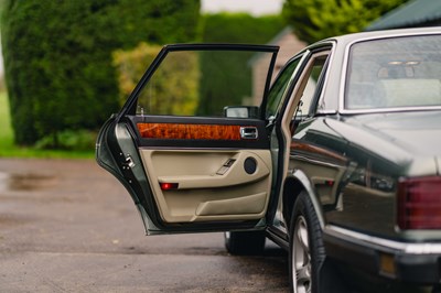 Lot 17 - 1990 Jaguar XJ40