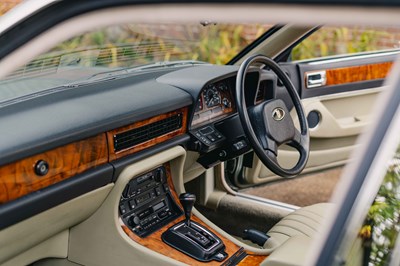 Lot 17 - 1990 Jaguar XJ40