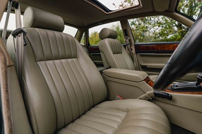 Lot 17 - 1990 Jaguar XJ40