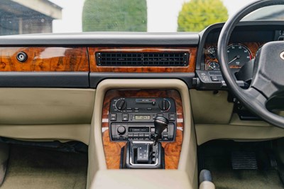 Lot 17 - 1990 Jaguar XJ40