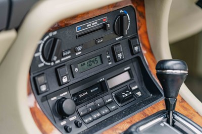 Lot 17 - 1990 Jaguar XJ40