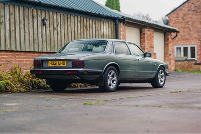 Lot 17 - 1990 Jaguar XJ40