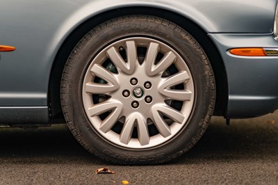 Lot 16 - 2003 Jaguar XJ8 4.2 V8 SE