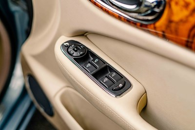 Lot 16 - 2003 Jaguar XJ8 4.2 V8 SE