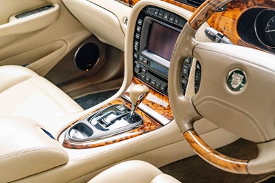 Lot 16 - 2003 Jaguar XJ8 4.2 V8 SE