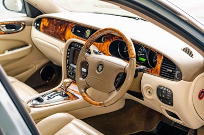 Lot 16 - 2003 Jaguar XJ8 4.2 V8 SE