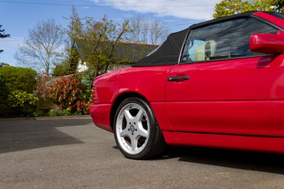 Lot 60 - 1997 Mercedes 320SL