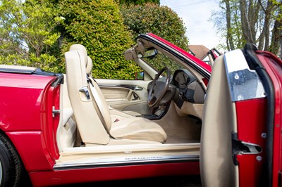 Lot 60 - 1997 Mercedes 320SL
