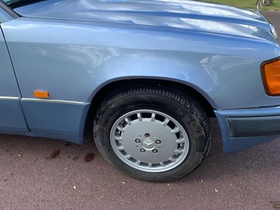 Lot 22 - 1991 Mercedes-Benz 230 E