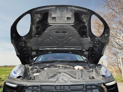 Lot 29 - 2015 Porsche Macan S S-A