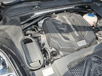 Lot 29 - 2015 Porsche Macan S S-A