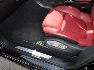 Lot 29 - 2015 Porsche Macan S S-A