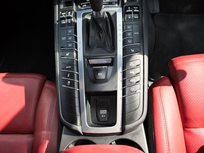Lot 29 - 2015 Porsche Macan S S-A