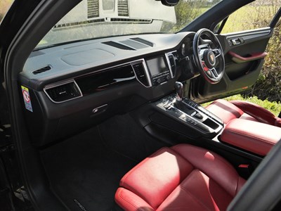 Lot 29 - 2015 Porsche Macan S S-A