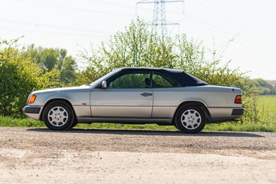Lot 39 - 1993 Mercedes Benz 320 CE Cabriolet