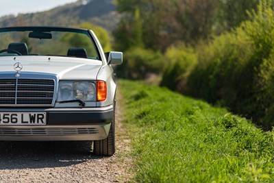 Lot 39 - 1993 Mercedes Benz 320 CE Cabriolet