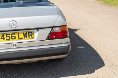 Lot 39 - 1993 Mercedes Benz 320 CE Cabriolet