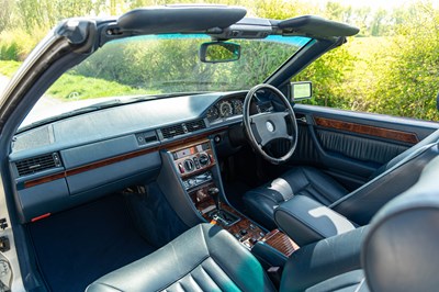 Lot 39 - 1993 Mercedes Benz 320 CE Cabriolet
