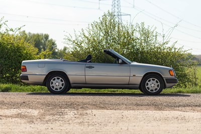 Lot 39 - 1993 Mercedes Benz 320 CE Cabriolet