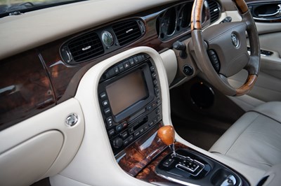 Lot 2004 Jaguar XJ8 Sovereign LWB