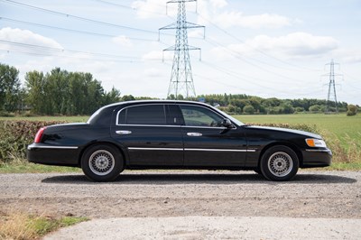Lot 9 - 2002 Lincoln Town Car