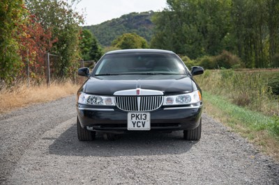 Lot 9 - 2002 Lincoln Town Car