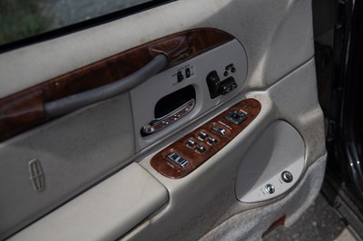 Lot 9 - 2002 Lincoln Town Car