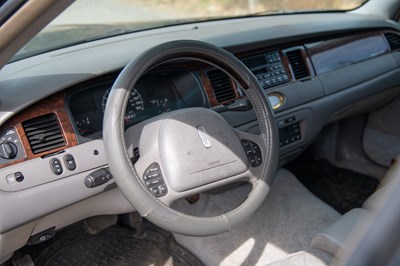Lot 9 - 2002 Lincoln Town Car