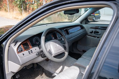 Lot 9 - 2002 Lincoln Town Car