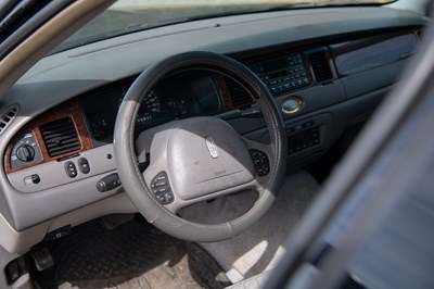 Lot 9 - 2002 Lincoln Town Car