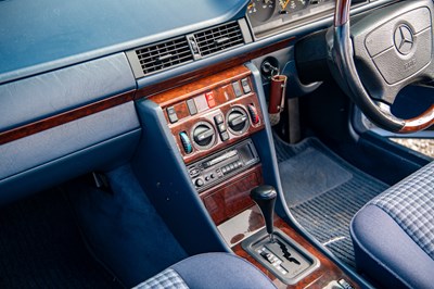 Lot 29 - 1993 Mercedes-Benz E320 Cabriolet