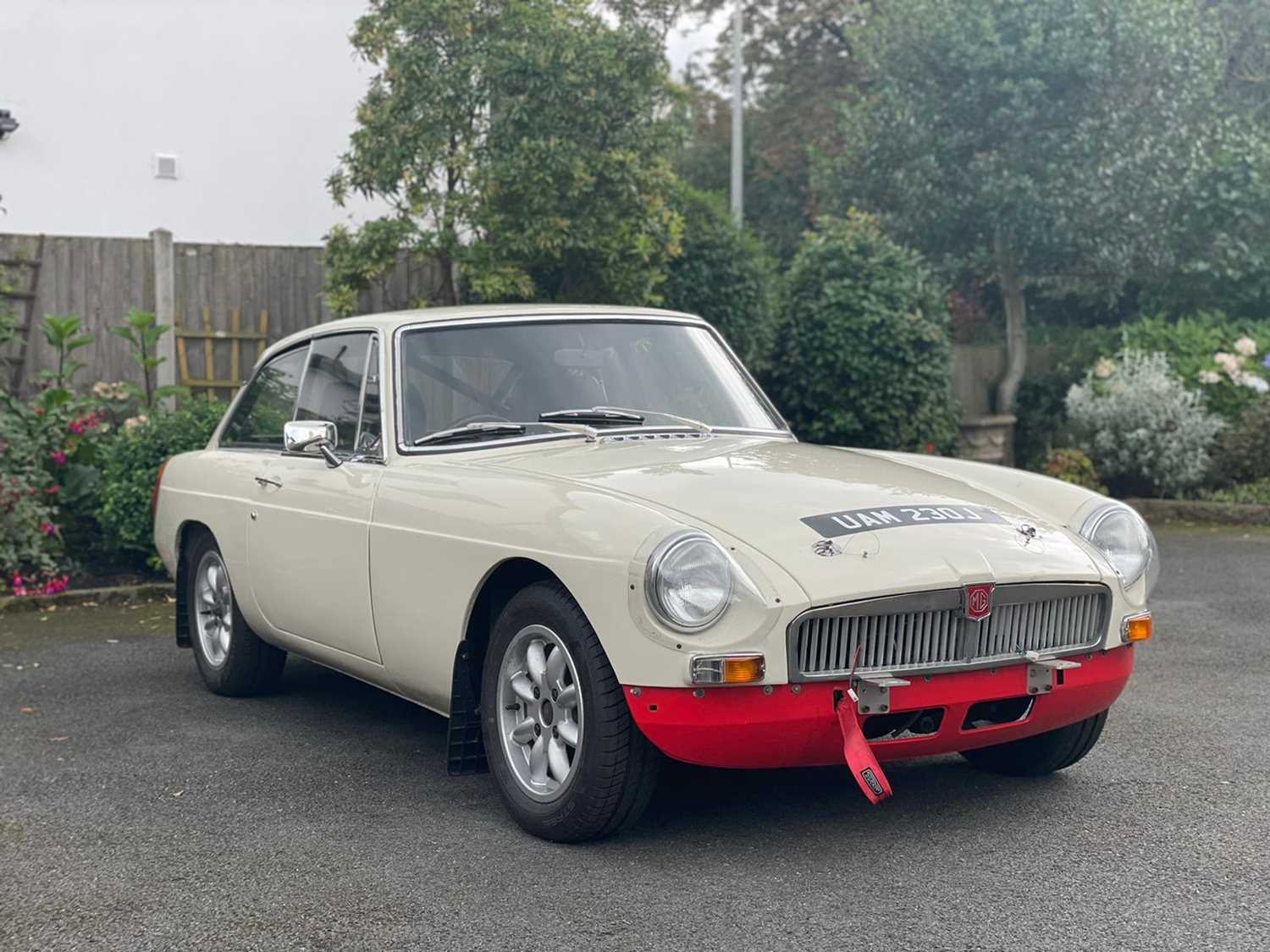 Lot 58 - 1971 MGB GT