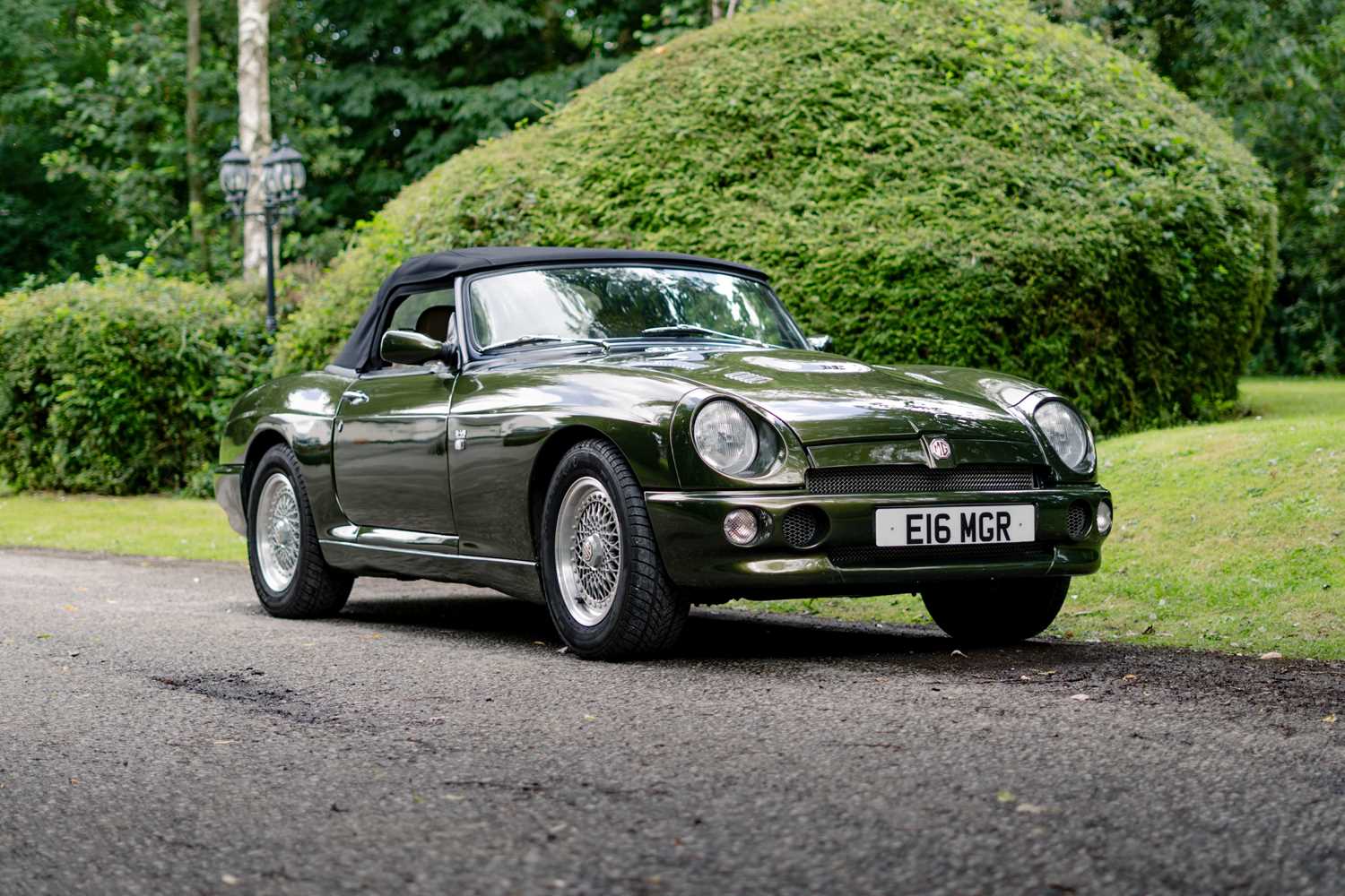 Lot 45 - 1995 MG RV8