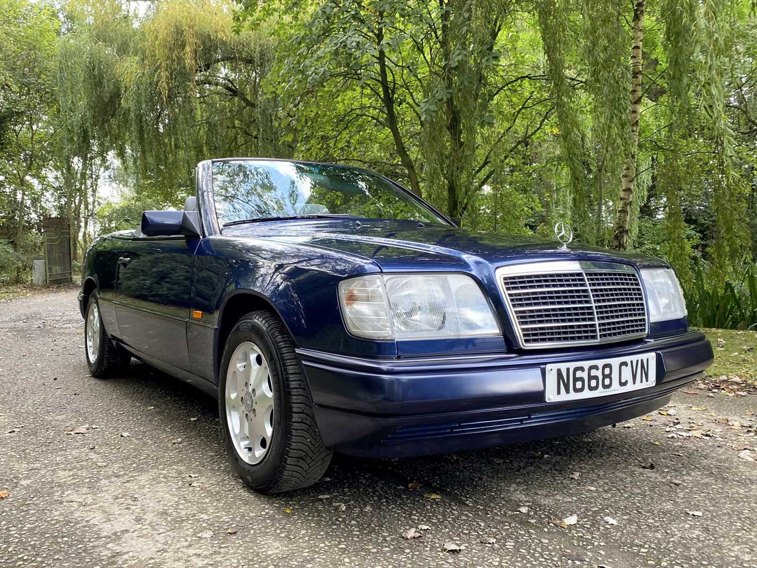 Lot 34 - 1995 Mercedes-Benz E220 Cabriolet