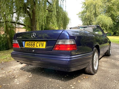 Lot 34 - 1995 Mercedes-Benz E220 Cabriolet