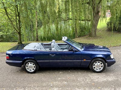 Lot 34 - 1995 Mercedes-Benz E220 Cabriolet