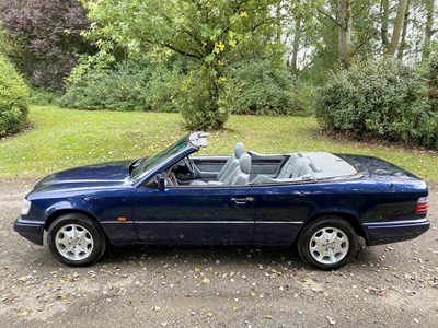 Lot 34 - 1995 Mercedes-Benz E220 Cabriolet