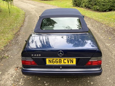 Lot 34 - 1995 Mercedes-Benz E220 Cabriolet